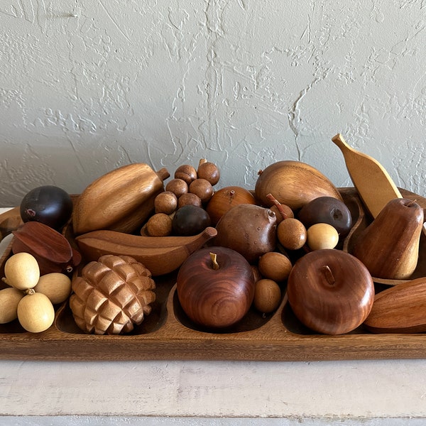 Remarkable S.C. VIZCARRA 22” Wood Tray And 24 Pieces Of Hand-Carved Fruit