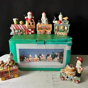 以下が含まれることがあります： サンタとエルフの列車をテーマにしたクリスマスライトセット。列車の車両は、キャンディーケーンのストライプや「メリークリスマス」と「サンタエクスプレス」の文字など、お祝いの色とデザインで飾られています。セットには列車の写真が入った箱が含まれています。