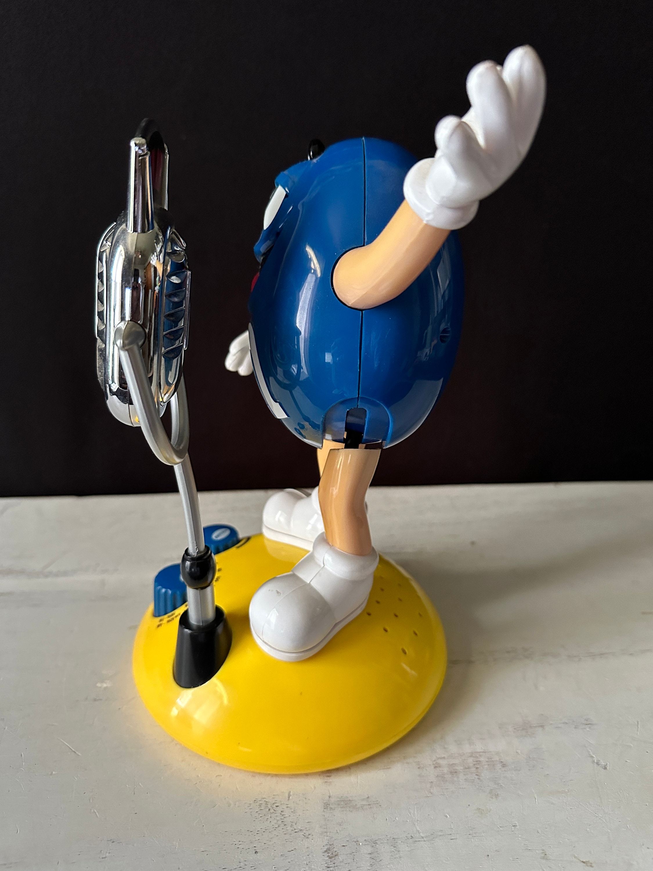 M&m's BLUE Animated AM/FM Radio W/built in Speaker Talking