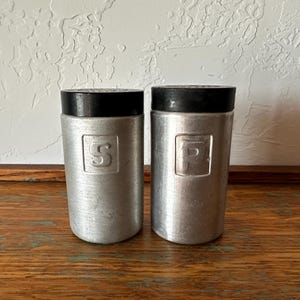 1950年代ミッドセンチュリーのアルミ製ソルト＆ペッパーシェーカー