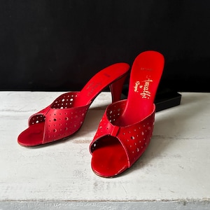 Röda lädermuffar: Amalfi by Rangoni laserskurna klackskor, storlek 7