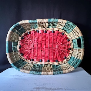 Stor handvävd rottingkorg med vattenmelonmotiv och handtag från 1990-talet