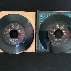 Puede incluir: Dos discos de vinilo negros de 45 rpm con la etiqueta "United Artists" en cada uno. El disco de la izquierda tiene la canción "Paris, Joy Ride" de Ferrante & Teicher. El disco de la derecha tiene la canción "Tonight" de Ferrante & Teicher.