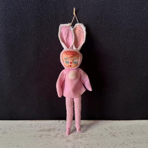Adorno vintage de tela NAPCO: Conejito de Pascua rosa, elfo o duende, de la década de 1950.