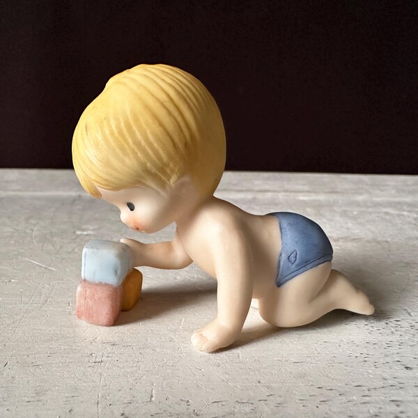 ENESCO 1982 Bisque babyjongen kruipt tijdens het spelen met blokken