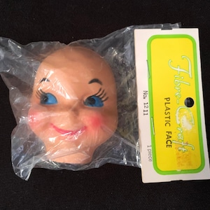 Vintage blauwogig celluloid plastic poppengezicht van FIBER CRAFT