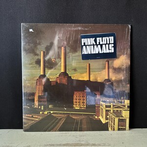 Álbum “Animals” de Pink Floyd, 1977, en su portada desplegable, envuelto en celofán.