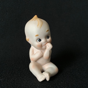 LEFTON Kewpie Baby Porcelain Bisque Figurka Ssąca KW913