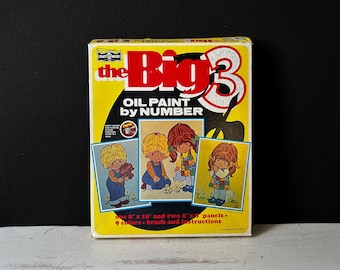 Könnte beinhalten: Das Ölmalset The Big 3 zum Ausmalen nach Zahlen enthält drei Tafeln mit Illustrationen von Kindern. Die Box enthält 9 Farben, einen Pinsel und eine Anleitung. Eine Tafel ist 20,3 cm x 25,4 cm groß, die anderen beiden 15,2 cm x 20,3 cm.