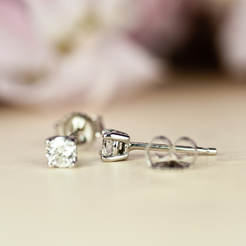 Puede incluir: Un par de pendientes de plata con peque&ntilde;as piedras preciosas transparentes.