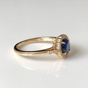Blue Sapphire Engagement Ring, yellow Gold, Halo, Unique, white sapphire, Vintage Inspired, Dainty, flower, September Birthstone Bild 2