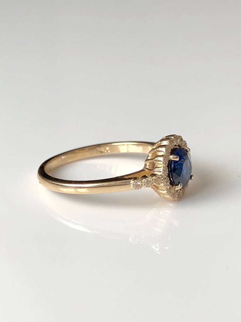 Blue Sapphire Engagement Ring, yellow Gold, Halo, Unique, white sapphire, Vintage Inspired, Dainty, flower, September Birthstone Bild 2