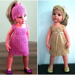 Könnte beinhalten: Zwei Puppen, die gehäkelte Kleider und Stirnbänder tragen. Die Puppe links trägt ein pinkfarbenes Kleid und Stirnband, während die Puppe rechts ein goldenes Kleid und Stirnband trägt.