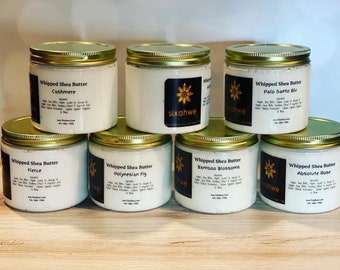 Puede incluir: Seis tarros de vidrio con tapas doradas que contienen manteca de karité batida. Cada tarro tiene una etiqueta de aroma diferente: Cachemira, Palo Santo Blu, Fierce, Higo polinesio, Flores de bambú y Rosa absoluta.