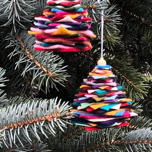 Handgemaakte vilten boom, kerstornament met rupsbanden, kerstversiering