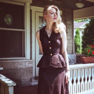 Puede incluir: Una mujer con cabello rubio lleva un vestido marrón sin mangas con un corpiño ajustado y una falda completa. Está de pie en un porche con una barandilla blanca.