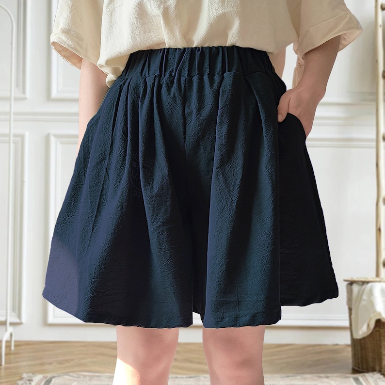 Op de afbeelding: Een donkerblauwe, hoge taille short met een brede elastische tailleband. De short heeft een ontspannen pasvorm en is gemaakt van een lichtgewicht stof.