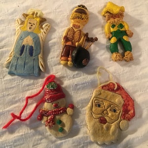 Década de 1960, cinco biscoitos de massa de argila, enfeites de Natal, decorações, Papai Noel, golfista, espantalho, boneco de neve
