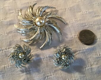 Mid century Sarah Coventry Pin Wheel Star Burst pin brooch earrings costume jewelry set