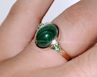 Yellow gold ring with 8 x 10 mm cabochon cut malachite and tsavorites