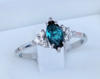 White gold ring with rhodium and Indicolite (tourmaline) shuttle cut 4x8 mm and 6 lateral laboratory diamonds of 0.015 ct each