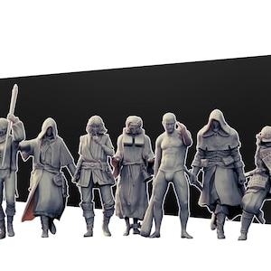 Op de afbeelding: Een verzameling grijze miniatuurbeeldjes die verschillende fantasiekarakters uitbeelden, waaronder krijgers en figuren met capuchons, elk met wapens zoals zwaarden, bijlen en schilden. De figuren staan tegen een donkere achtergrond.