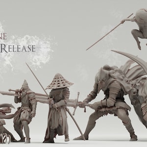 Op de afbeelding: Een set van vijf grijze 3D-geprinte figuren die personages uit een fantasygame voorstellen. De personages staan in verschillende vechtposities en houden zwaarden, speren en andere wapens vast. De figuren zijn gemaakt van glad, gedetailleerd plastic.