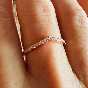 Anillo protector de oro rosa con diseño de chevrón en V: Anillo de viaje apilable de plata 925 con circonitas cúbicas