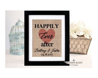 Puede incluir: Una impresión de arpillera con un corazón rojo y el texto "Happily Ever After" con los nombres "Brittany & Justin" y la fecha "04.18.2017".