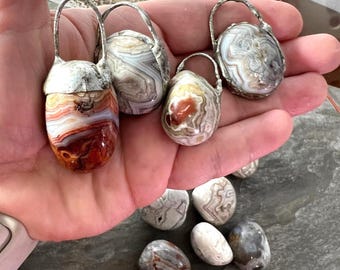 Collar con colgante de ágata orgánica de encaje loco: joyería de piedra soldada