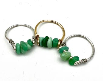 Anillo de crisoprasa natural, anillo minimalista con líneas de piedras preciosas