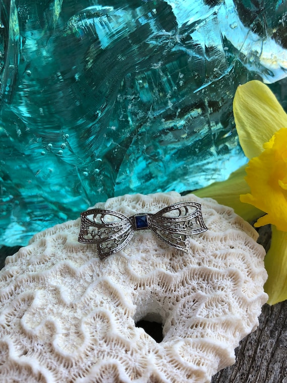 Lovely 10k White gold Bow pin, 10k Filigree bow p… - image 1