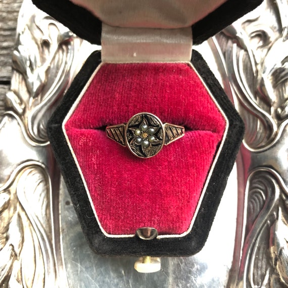 Victorian mourning ring, antique mourning ring, an