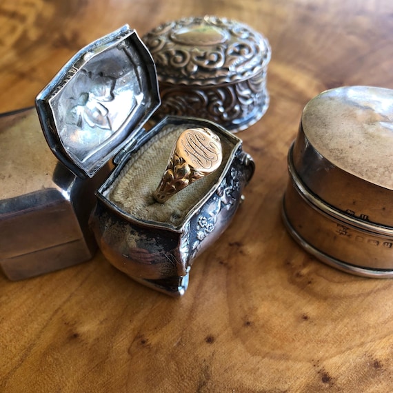 Antique signet ring, antique initial ring, antique engraved ring, antique fleur de Lis ring