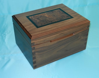 Humidor de nogal con incrustaciones de madera de raíz y ébano