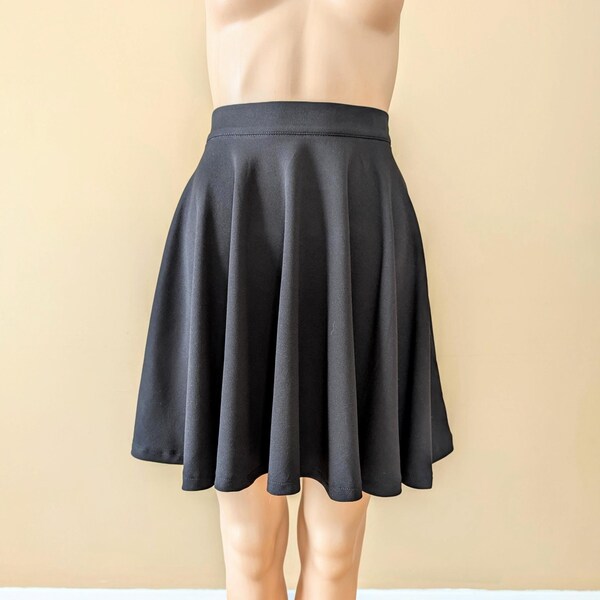 Falda skater minimalista negra / Falda de cintura alta con círculo completo / Inspirada en la época vintage de los años 50 / Talla personalizada