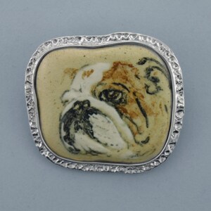 Bulldogge Keramik Brosche in Sterling Silber eingerahmt