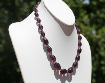 Collar con cuentas de cristal mate y cristal ovalado de color morado oscuro facetado de la década de 1950 Collar de cristal vintage Collar de mediados de siglo
