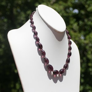 Collier de perles de verre ovale violet foncé à facettes des années 1950 et collier de perles de verre mat Collier de cristal vintage Collier du milieu du siècle