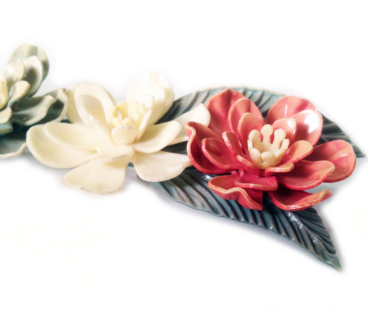 Broche Vintage Années 1950 - Décor Floral En Plastique - Occasion Pour Collectionneurs