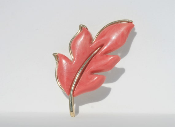 Sarah Coventry Pink Lucite Leaf Brooch - image 4