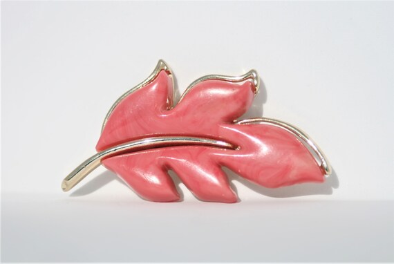 Sarah Coventry Pink Lucite Leaf Brooch - image 6