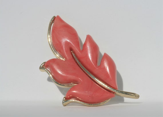 Sarah Coventry Pink Lucite Leaf Brooch - image 3