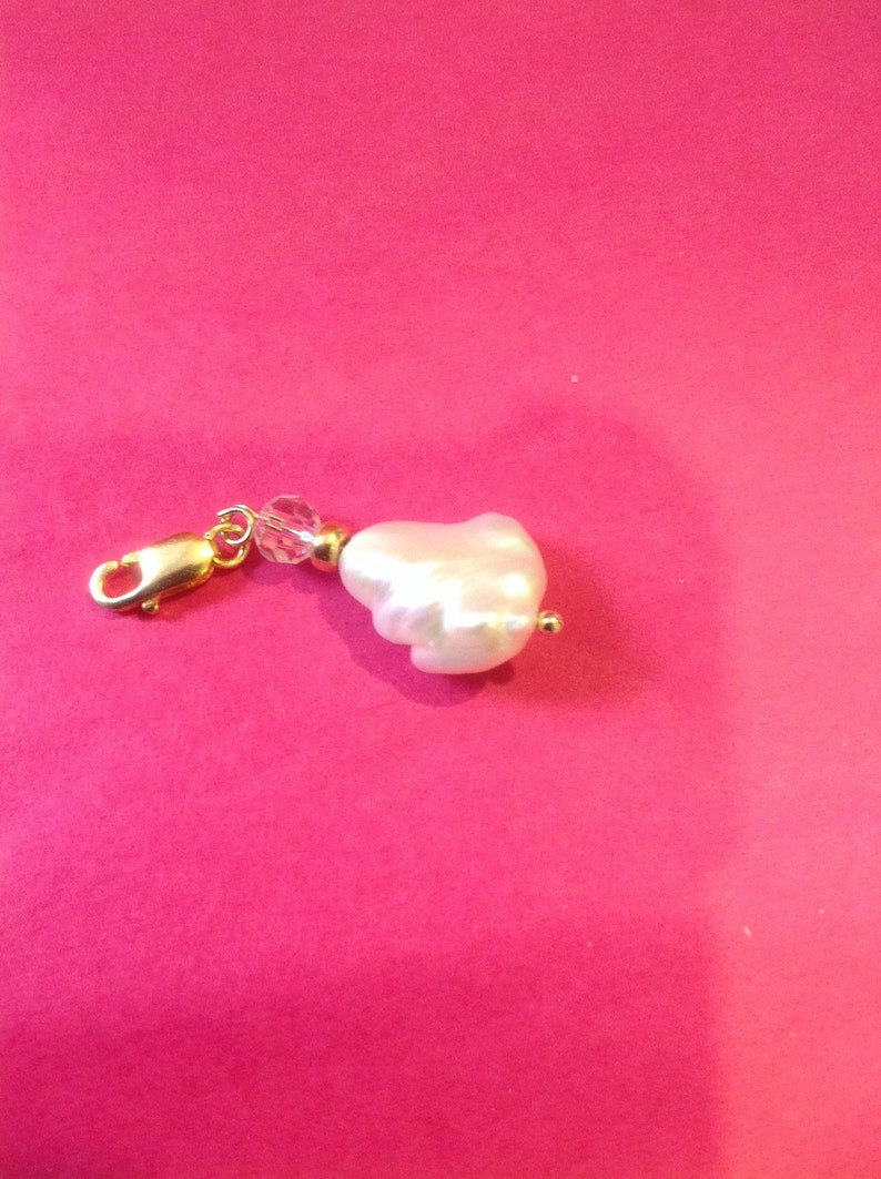 Keisha pearl charm Handmade by Thecla | Etsy