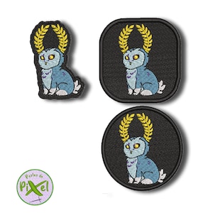 Könnte beinhalten: Drei gestickte Aufnäher mit einer blauen Eule mit einem goldenen Lorbeerkranz auf schwarzem Hintergrund.