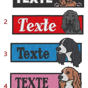 Può includere: Toppe ricamate con ritratti di cani e la parola "TEXTE" in bianco. Ogni toppa ha un colore di sfondo diverso: nero, rosso, blu e rosa. Le razze canine includono un Cocker Spaniel marrone, un Cocker Spaniel nero, un cane bianco e nero e un cane marrone e bianco.