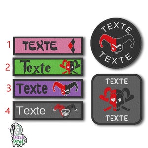 Peut inclure: Écussons brodés sur le thème du bouffon. Écussons rectangulaires roses, verts, violets et gris avec le mot "TEXTE" et un motif de diamant ou de tête de mort de bouffon. Un écusson rond et un écusson carré avec des motifs de tête de mort de bouffon et le mot "TEXTE".