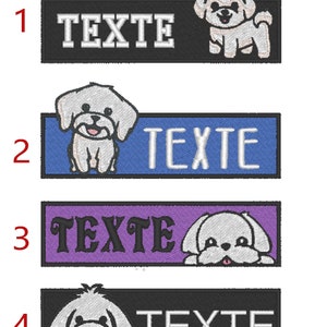 Könnte beinhalten: Vier gestickte Hundepatchs mit verschiedenen Hintergrundfarben. Die Patches zeigen einen weißen Hund mit schwarzen Augen und einer rosa Zunge. Der Text "TEXTE" ist auf jedem Patch gestickt.