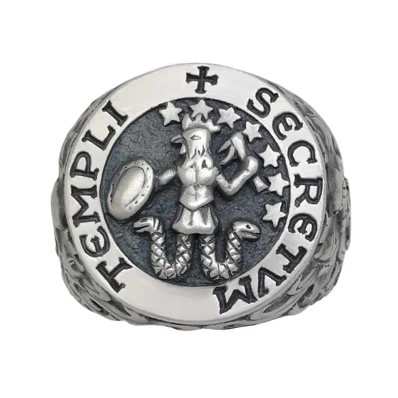 K&ouml;nnte beinhalten: Ein silberner Ring mit einem schwarz-wei&szlig;en Design. Der Ring zeigt eine Figur mit einem Schild und einer Schlange, umgeben von den Worten "TEMPLI SECRETVM".