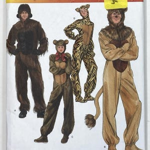 Könnte beinhalten: Simplicity Schnittmuster 2853 für Kostüme in den Größen XS, S, M, L und XL. Die Hülle zeigt Illustrationen von vier verschiedenen Tierkostümen, darunter ein brauner Gorilla, ein brauner Bär, ein Tiger und ein beigefarbener Löwe mit Schwanz.